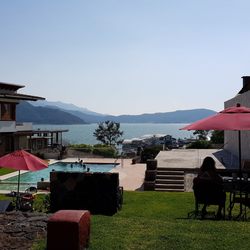 Puesta del Sol - La alberca y mesas con sillas para descansar en Valle de Bravo