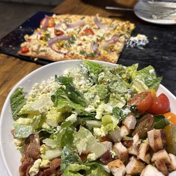 Finney's Crafthouse - Burbank - Pizza and Cobb salad - New American Near Me - Burbank, California