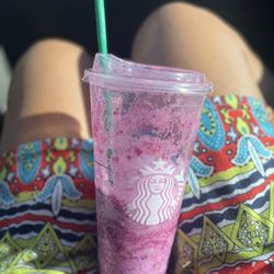 Starbucks - Frozen Mango Dragonfruit Lemonade