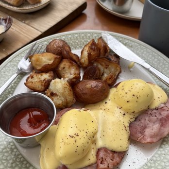 Madison - Ham Benedict with crispy potatoes - Italian Near Me - San Diego, California Madison - Ham Benedict with crispy potatoes - Italian Near Me - San Diego, California