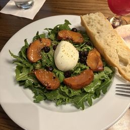 Grilled peaches arugula salad