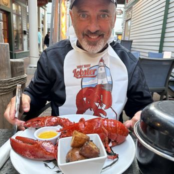 Testa's Bar & Grill - Look at that lobster! - Seafood Near Me - Bar Harbor, Maine Testa's Bar & Grill - Look at that lobster! - Seafood Near Me - Bar Harbor, Maine