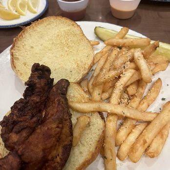 The Café - Burnt Chicken Sandwich - American Near Me - Funner, California