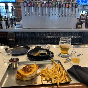 Alter Brewing + Kitchen - Brewpubs Near Me - Oak Brook, Illinois