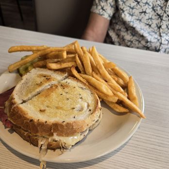 Lincoln Diner - Reuben with fries - Diners Near Me - Gettysburg, Pennsylvania
