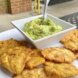 Pio Pio - Guacamole with Tostones |Instagram @restaurant_aholic