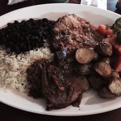 Shack - Bisteca de porco ao forno e posta ao vinho, acompanhado de legumes, batatas assadas, arroz e feijão.
