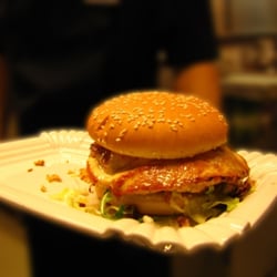 Dobos Bistro - Einer der speziellen burger die man hier serviert bekommt