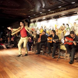Villa-Rosa - Cuadro Flamenco con Jonatan Miró bailando