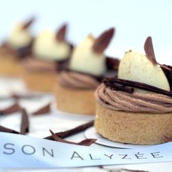 Maison Alyzée - The Easter Cake (single)