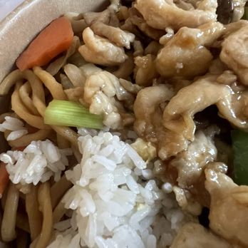 Tiger Bowl - Mushroom chicken with fried rice and chow mein - Chicken Shop Near Me - Burlingame, California Tiger Bowl - Mushroom chicken with fried rice and chow mein - Chicken Shop Near Me - Burlingame, California
