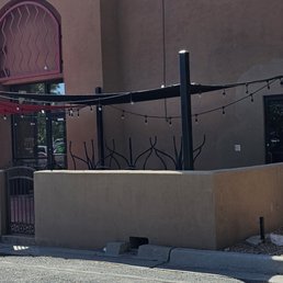 he outside of a restaurant