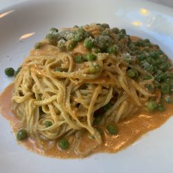 Fior d'Italia - Paglia e Fieno con Piselli
Spinach and egg pasta with peas and a creamy tomato sauce