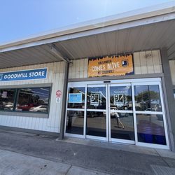 Goodwill Hawaii - Outside the store