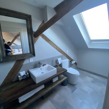 Mountain Meadows Lodge - Bathroom - Hotels Near Me - Killington, Vermont