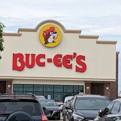 Buc-ee's - Move ver Circles K