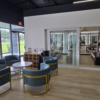FORMé Heat Studio - Waiting area along with view of reformer - Health Coach Near Me - Longwood, Florida FORMé Heat Studio - Waiting area along with view of reformer - Health Coach Near Me - Longwood, Florida