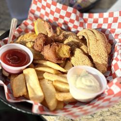 Fish N Tails Oyster Bar