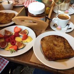 Chez Franz - Large brunch fruit and French toast