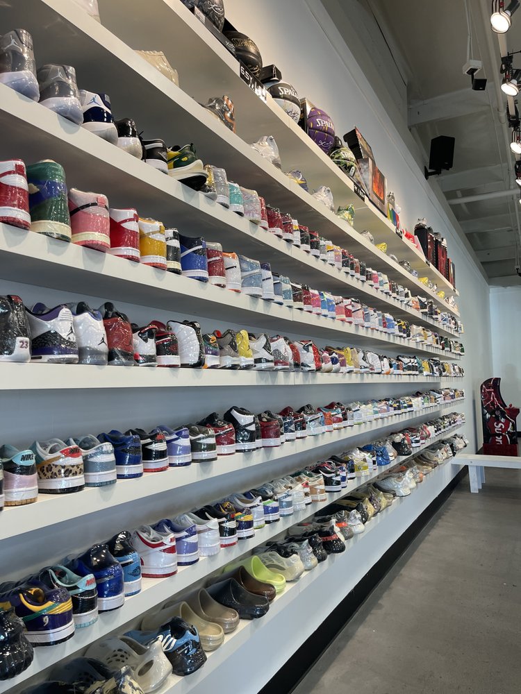 THE VALLEY Updated September 2024 10 Photos & 16 Reviews 238 Nut Tree Rd, Vacaville