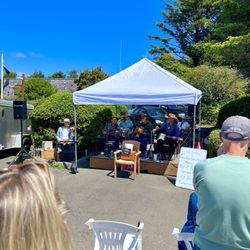 Cannon Beach Farmer's Market - Live music - so fun!