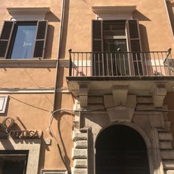 Studio Calesini - L'entrata dello Studio Calesini, in via della Croce 77, Roma.