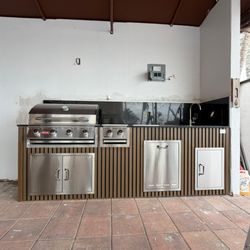 Perello Patio Outdoor Kitchens & Pergolas - Custom outdoor kitchen with built-in grill, storage and countertop by Perello Patio. Serving Miami-Dade, Broward, Palm Beach and Naples.