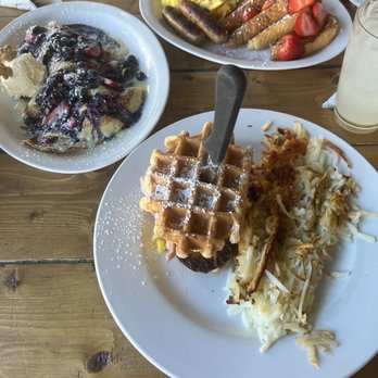 Honeybear Cafe - Deuces French Toast Ella's Very Berry Crepes Sugar & Spice Waffle Sandwich - Breakfast & Brunch Near Me - Chicago, Illinois