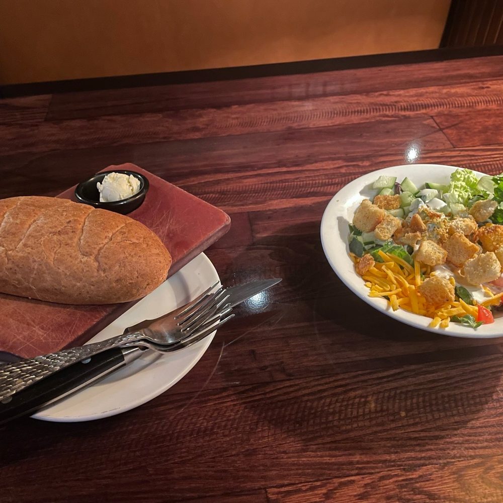 LongHorn Steakhouse - Perfect salad and tasty bread!  Mixed Greens Salad - Barbeque Near Me - Warner Robins, Georgia