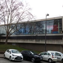 Piscine Emile Anthoine - the side of the pool as seen from the street