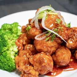 Fortune Casino La Center - General Tso Chicken, served with rice and broccoli.