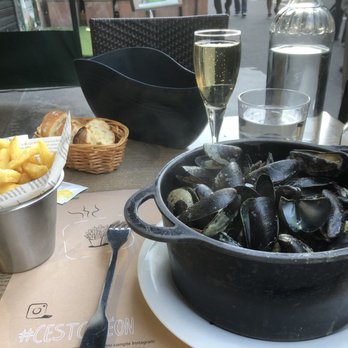 Léon de Bruxelles - Curry mussels, fries and a glass of champagne - Seafood Near Me - Paris, 75 Léon de Bruxelles - Curry mussels, fries and a glass of champagne - Seafood Near Me - Paris, 75