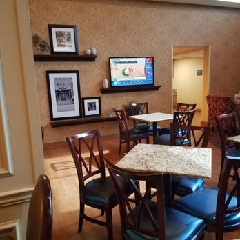 Hampton Inn & Suites Williamsburg-Richmond Rd - Breakfast seating area - Hotels Near Me - Williamsburg, Virginia