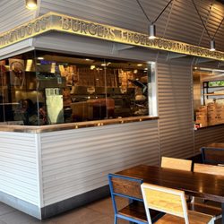 Shake Shack Country Club Plaza - Inside