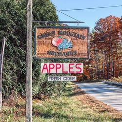 Green Mountain Orchards - Entry sign to the orchard