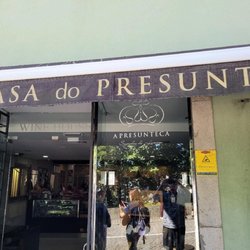 A Presunteca - Such a lovely little hidden gem in this bustling city in Portugal!