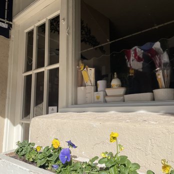 Hotel Paisano - Window shopping at the gift shop - Hotels Near Me - Marfa, Texas