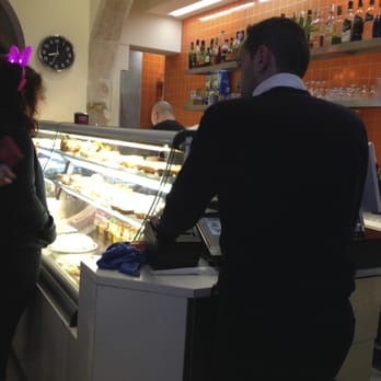 Cais Das Colunas - Pastry counter - Cafeteria Near Me - Lisbon, 11
