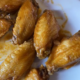 a plate of fried chicken wings a plate of fried chicken wings