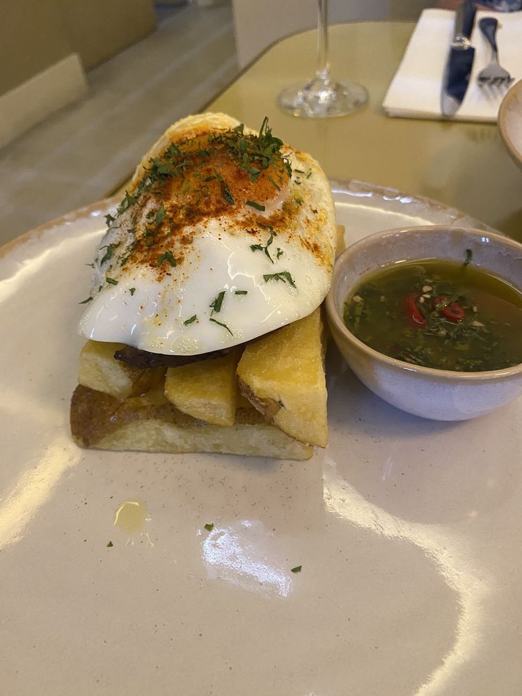 LUMI ROOFTOP BAR AND RESTAURANT R. de São Pedro de Alcântara, Lisboa