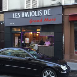 Les Raviolis de Chez Moi - Literally making fresh dumplings "raviolis" in the window!