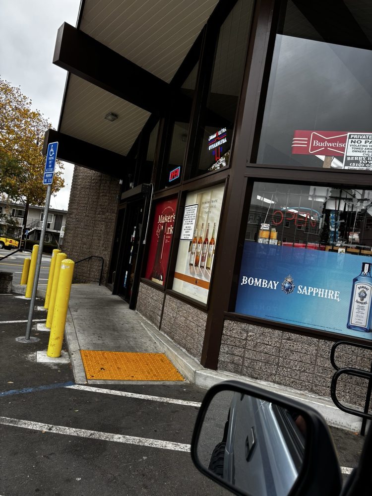 Eddie's Drive In Liquors Logo