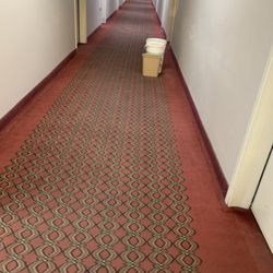 Days Inn by Wyndham Mountain View - Buckets in hallway all week. Ceiling pipe burst!! Not fixed any time soon...