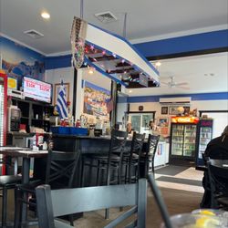 Yanni's Gyro Express Cafe - Dining area
