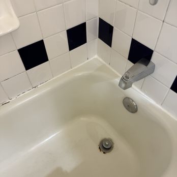 Cristiana Guesthaus - Mold, mildew and rust in bathtub - Bed & Breakfast Near Me - Crested Butte, Colorado