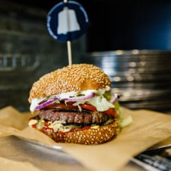 Schiller Burger - SCHILLER  Hamburger mit Rindfleisch, Tomate, Eisbergsalat, rote Zwiebeln, saure Gurken, Mayo, Ketchup und Senf