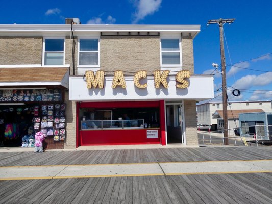 Mack's Pizza by null