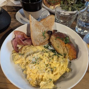 Zinqué - Saw scramble with bacon, potato gratin and toast - French Near Me - Scottsdale, Arizona Zinqué - Saw scramble with bacon, potato gratin and toast - French Near Me - Scottsdale, Arizona