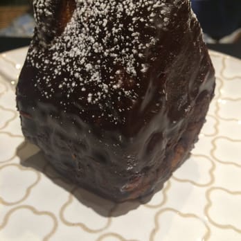 La Roda Espai - Bizcocho de chocolate con forma de casita - Cafeteria Near Me - València, V