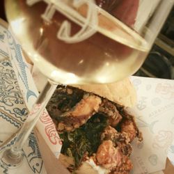Pescaria - Il mio panino di mare con polpo fritto 100gr, cicoria aglio e olio, mosto cotto, ricotta e pepe, salsa al profumo di alici + calice di vino